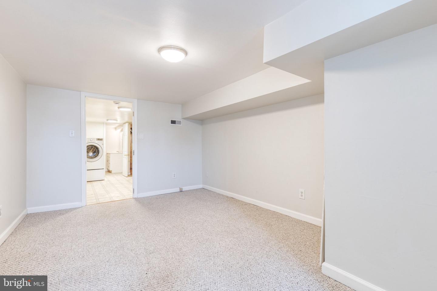 667 E Clement St Property Photo 23