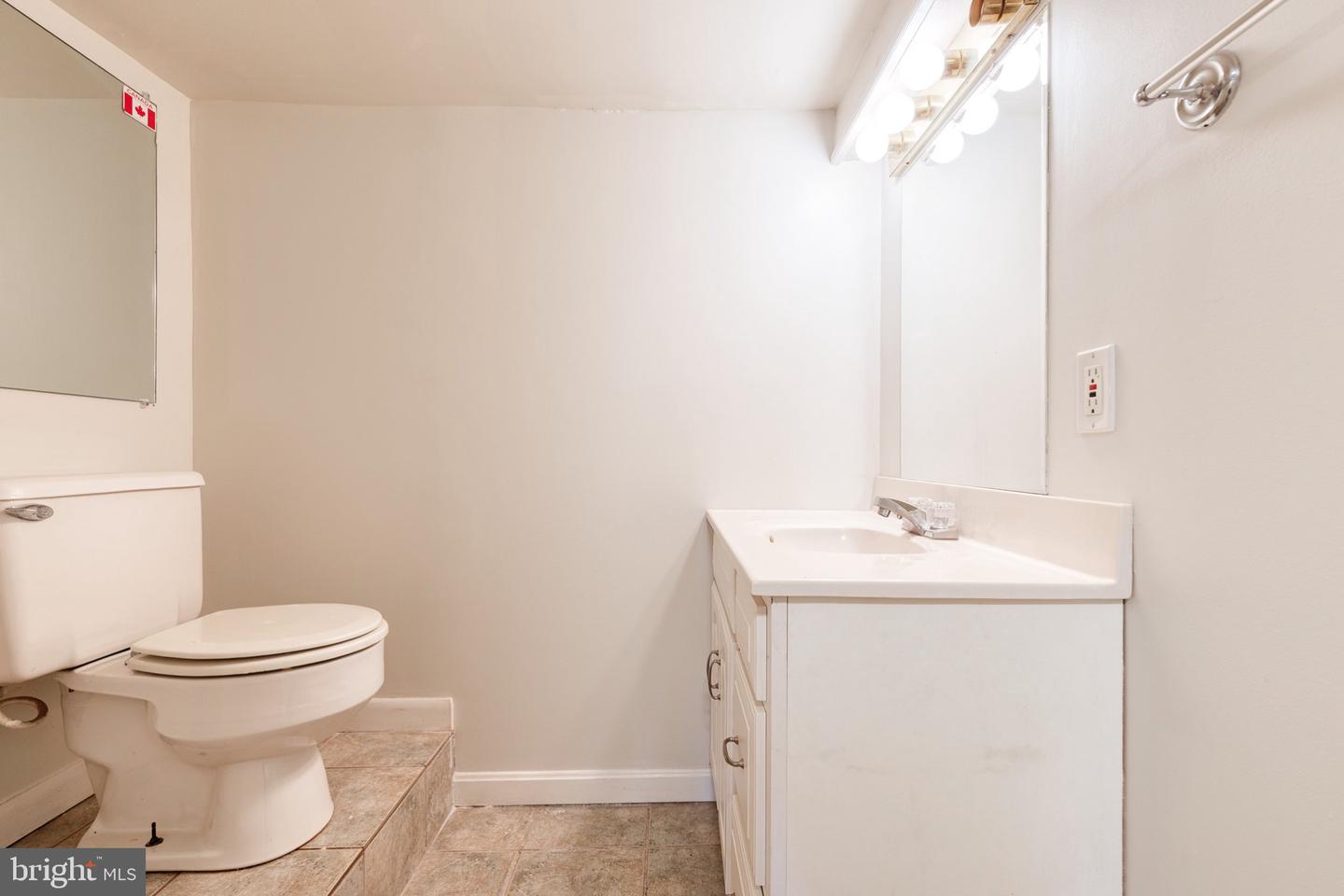 667 E Clement St Property Photo 25