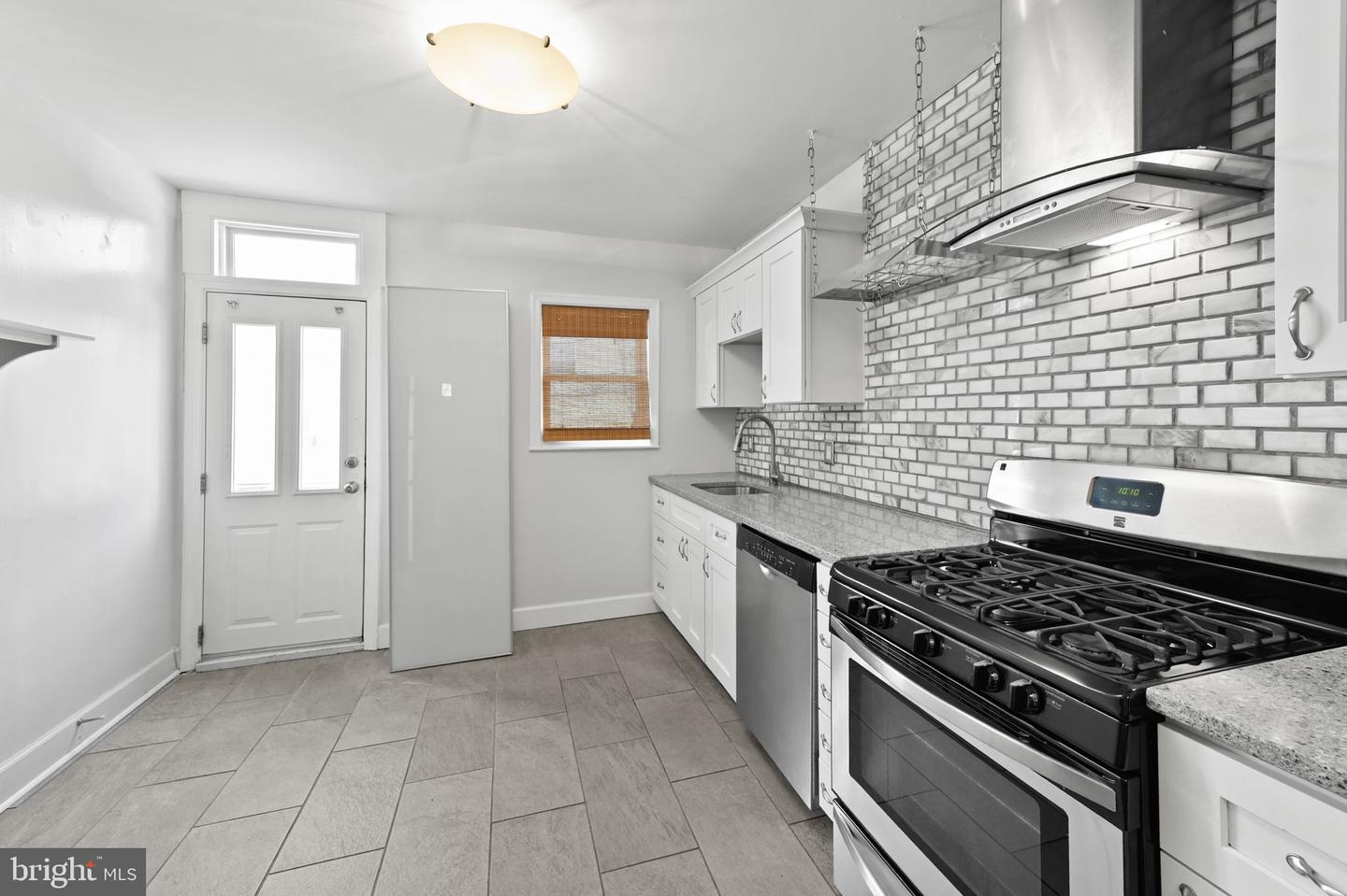 1411 E Clement St Property Photo 9