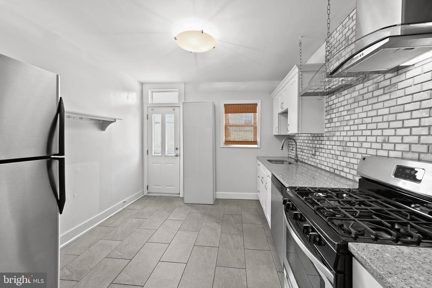 1411 E Clement St Property Photo 10