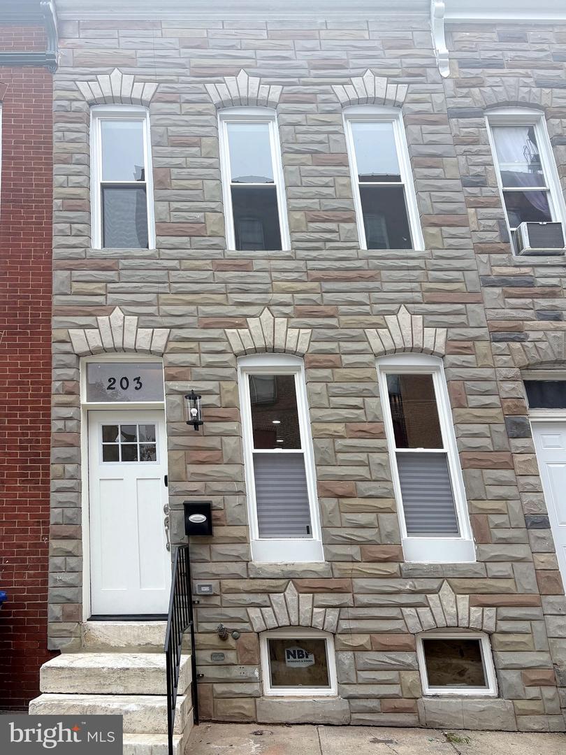 203 S PULASKI ST Property Photo 1