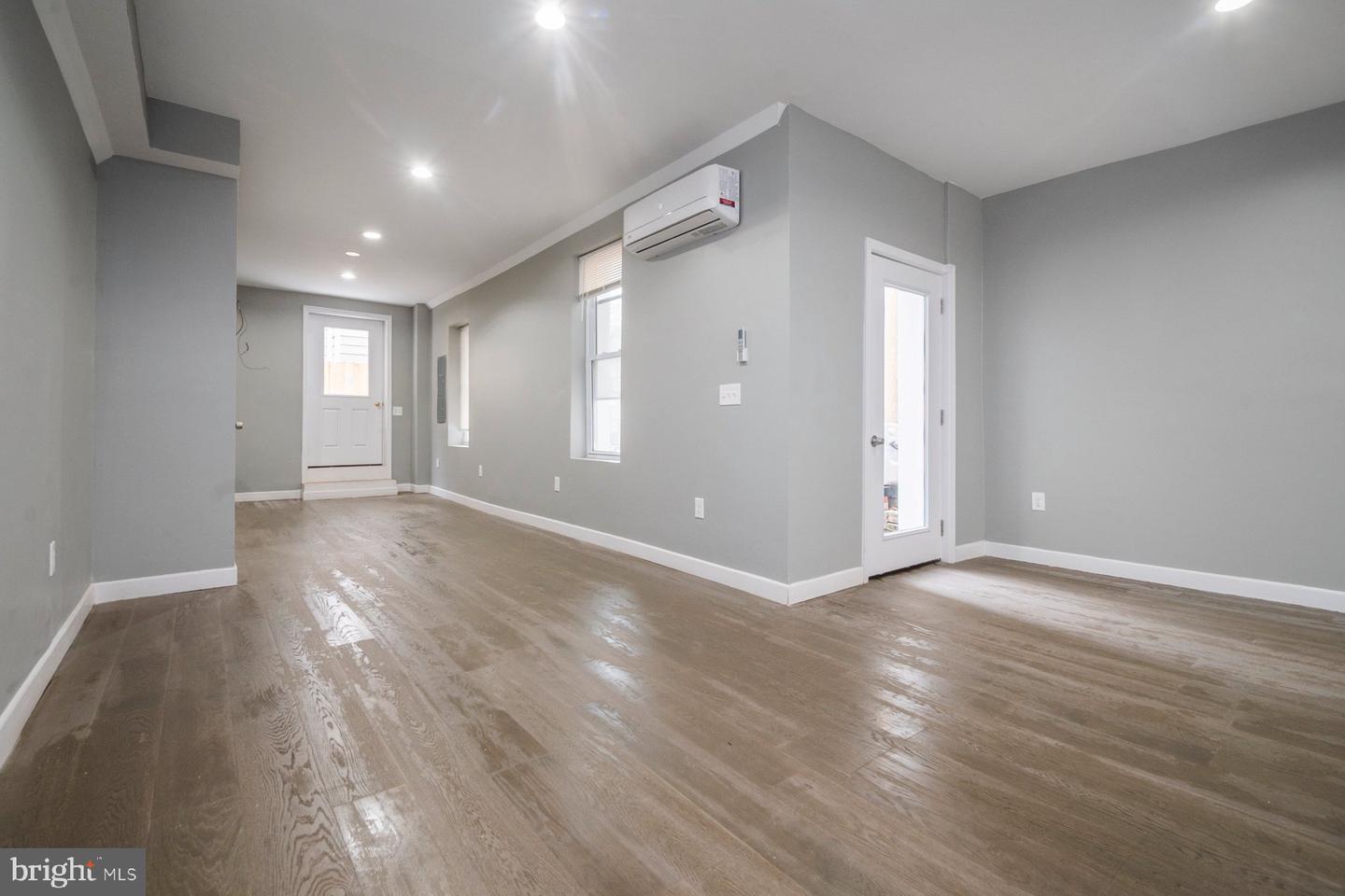 880 Washington Blvd Property Photo 6