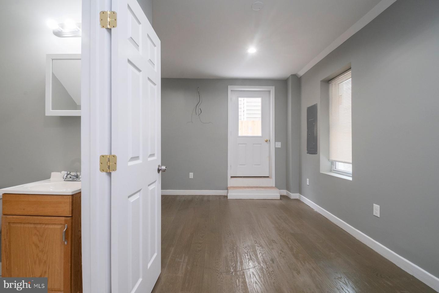 880 Washington Blvd Property Photo 7