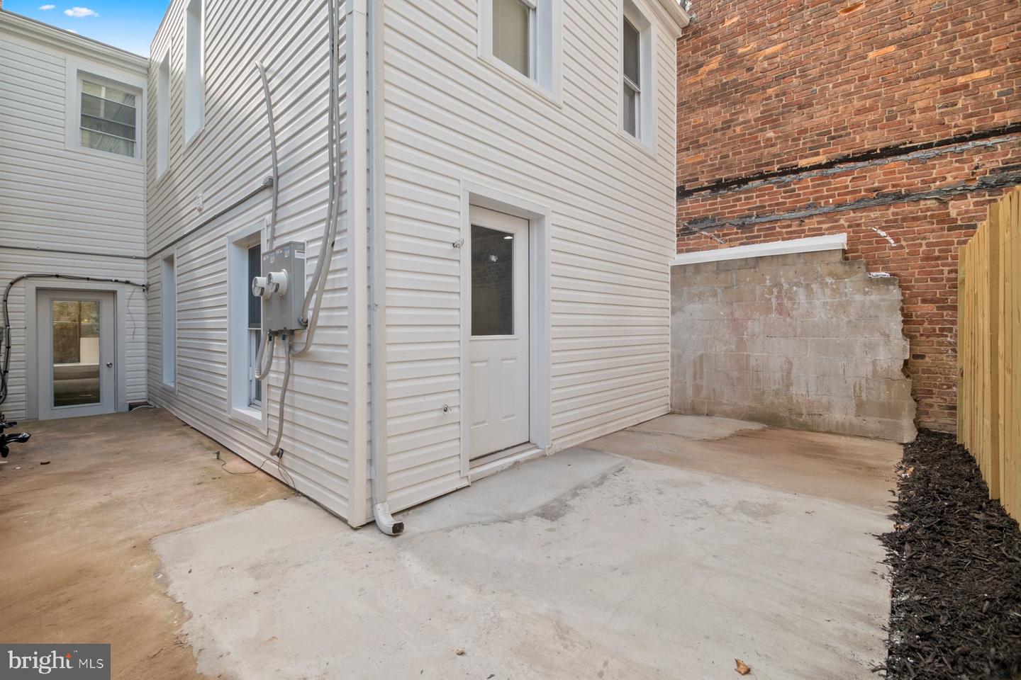 880 Washington Blvd Property Photo 8