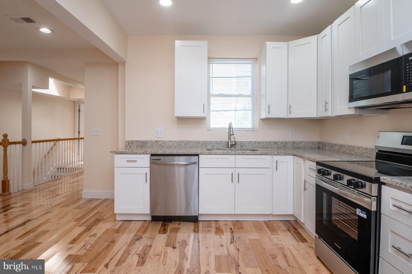 880 Washington Blvd Property Photo 11