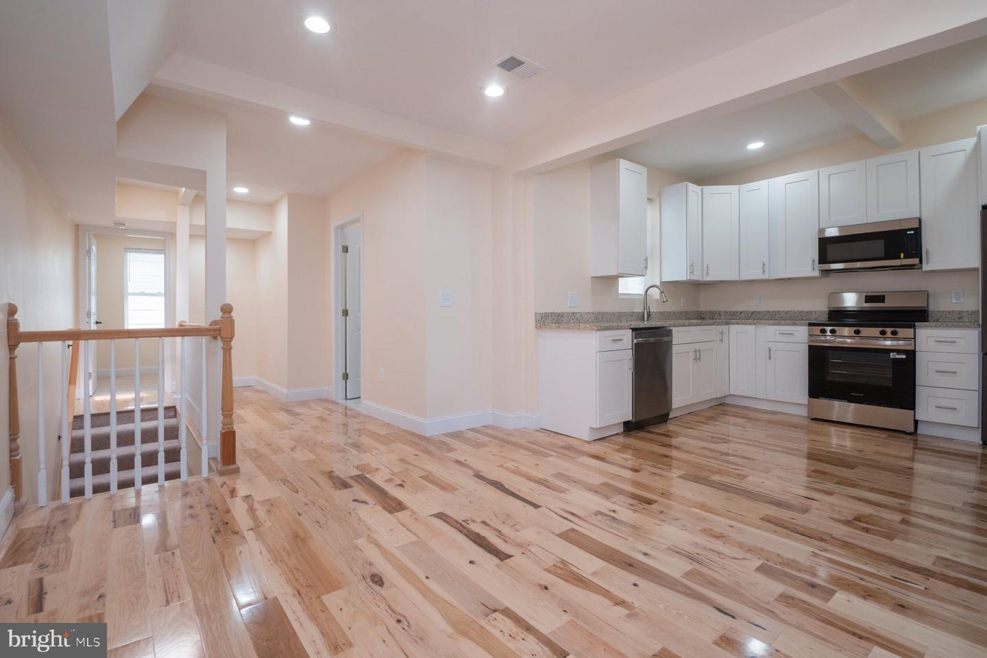 880 Washington Blvd Property Photo 13