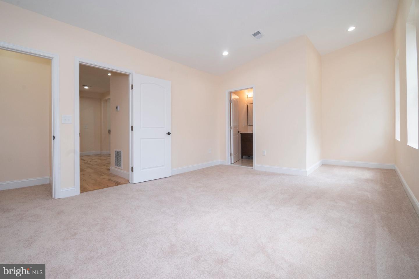 880 Washington Blvd Property Photo 15
