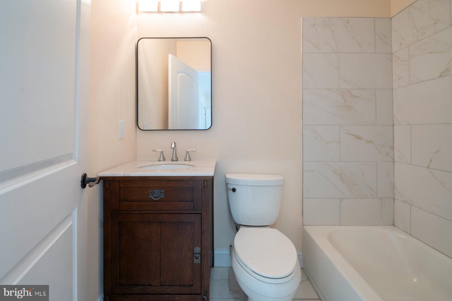 880 Washington Blvd Property Photo 16