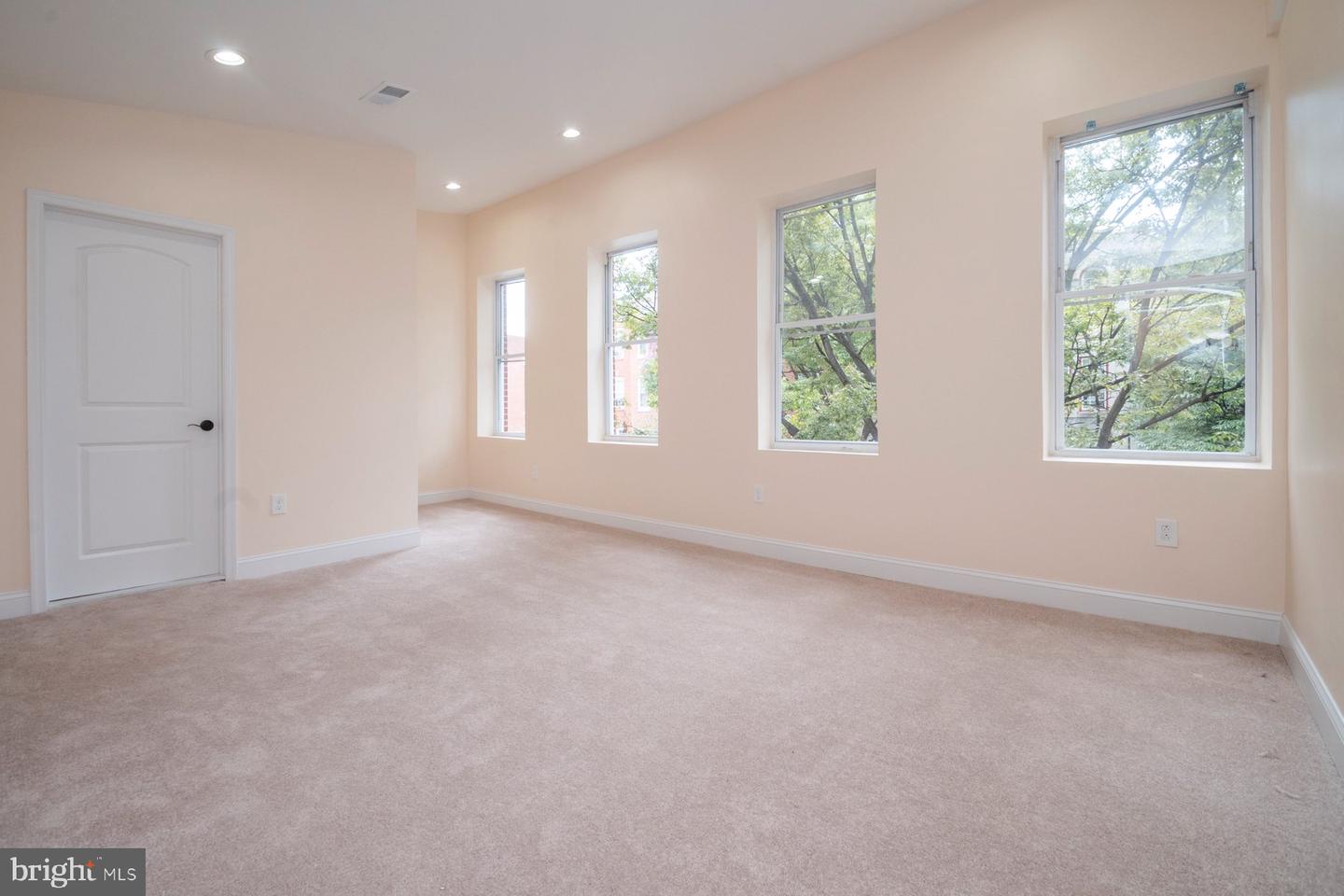 880 Washington Blvd Property Photo 20