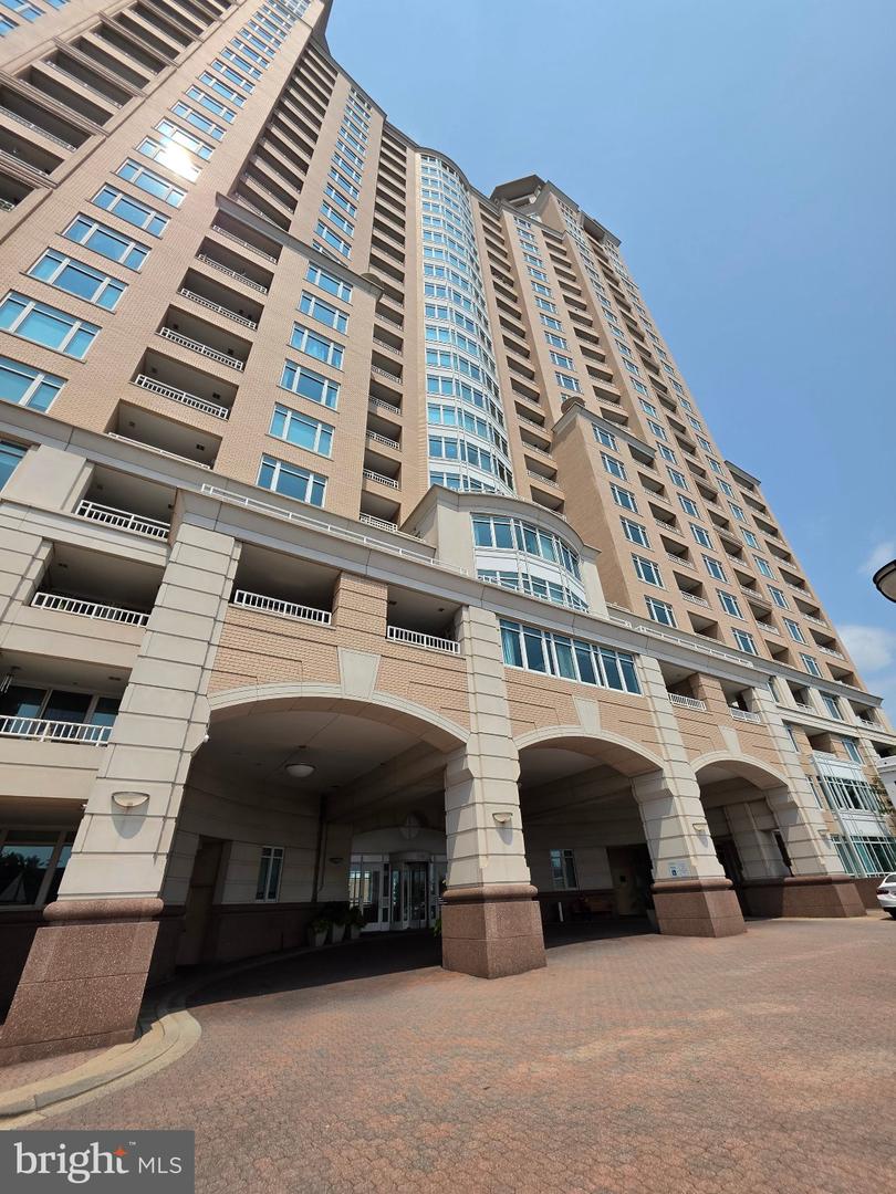 100 HARBORVIEW DR #906 Property Photo 1