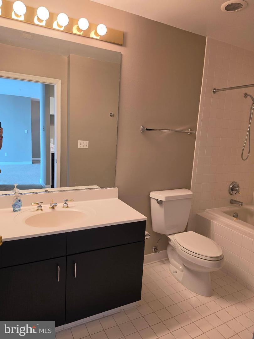 100 Harborview Dr #906 Property Photo 11