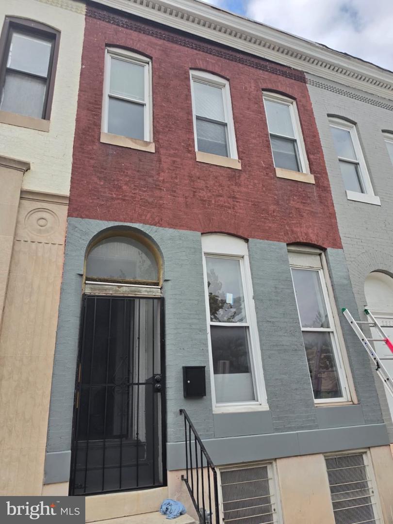 2558 W Baltimore St Property Photo 1