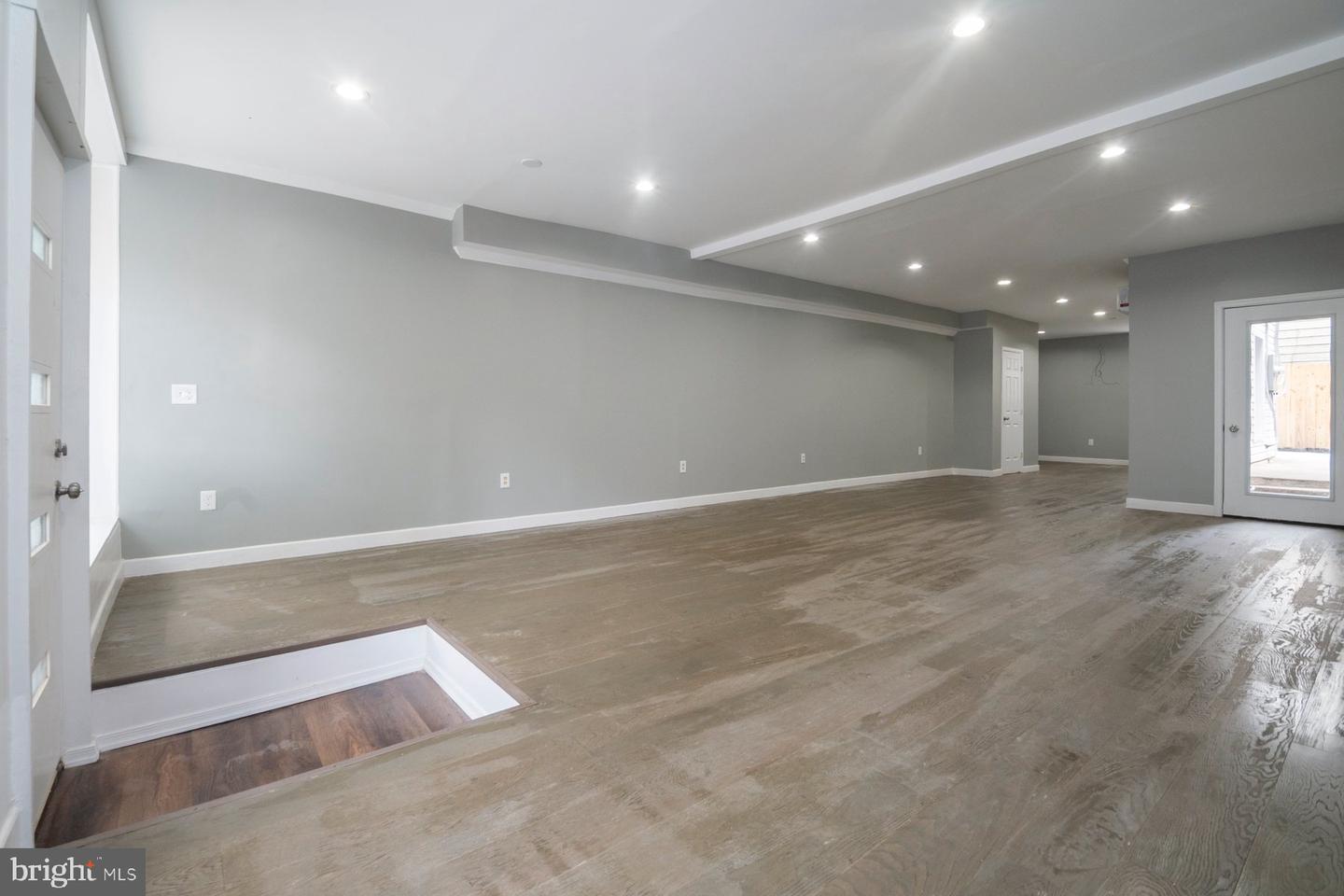 880 Washington Blvd Property Photo 4