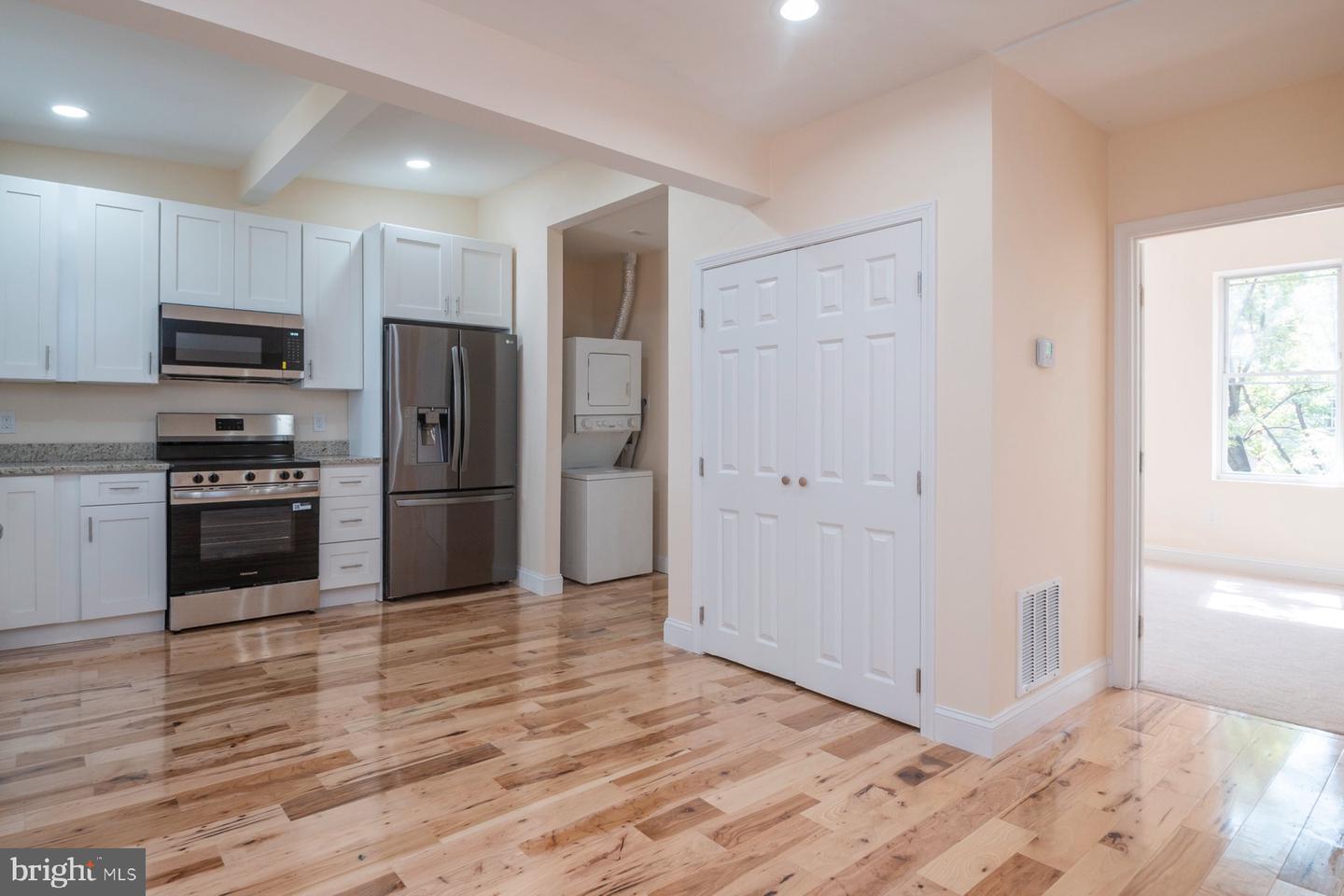 880 Washington Blvd Property Photo 14