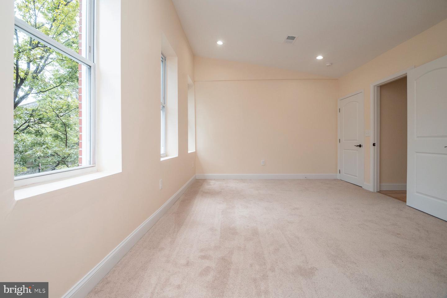 880 Washington Blvd Property Photo 20