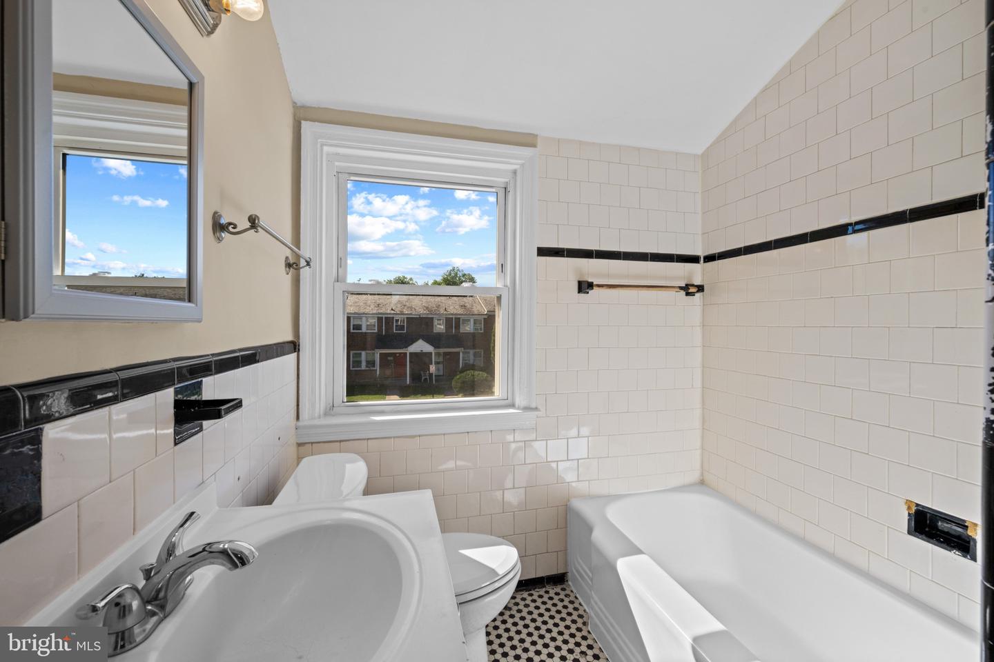 3434 Mayfield Ave Property Photo 11