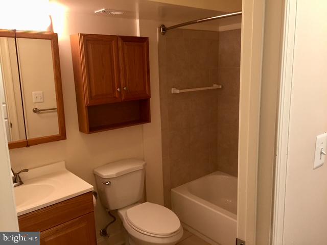 2225-#b Brookfield Ave Property Photo 17
