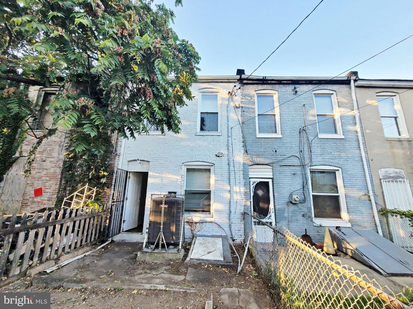 2741 W Fairmount Ave Property Photo 2