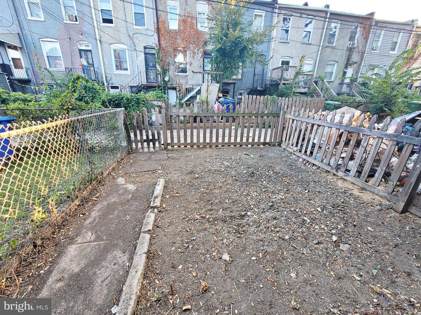 2741 W Fairmount Ave Property Photo 3