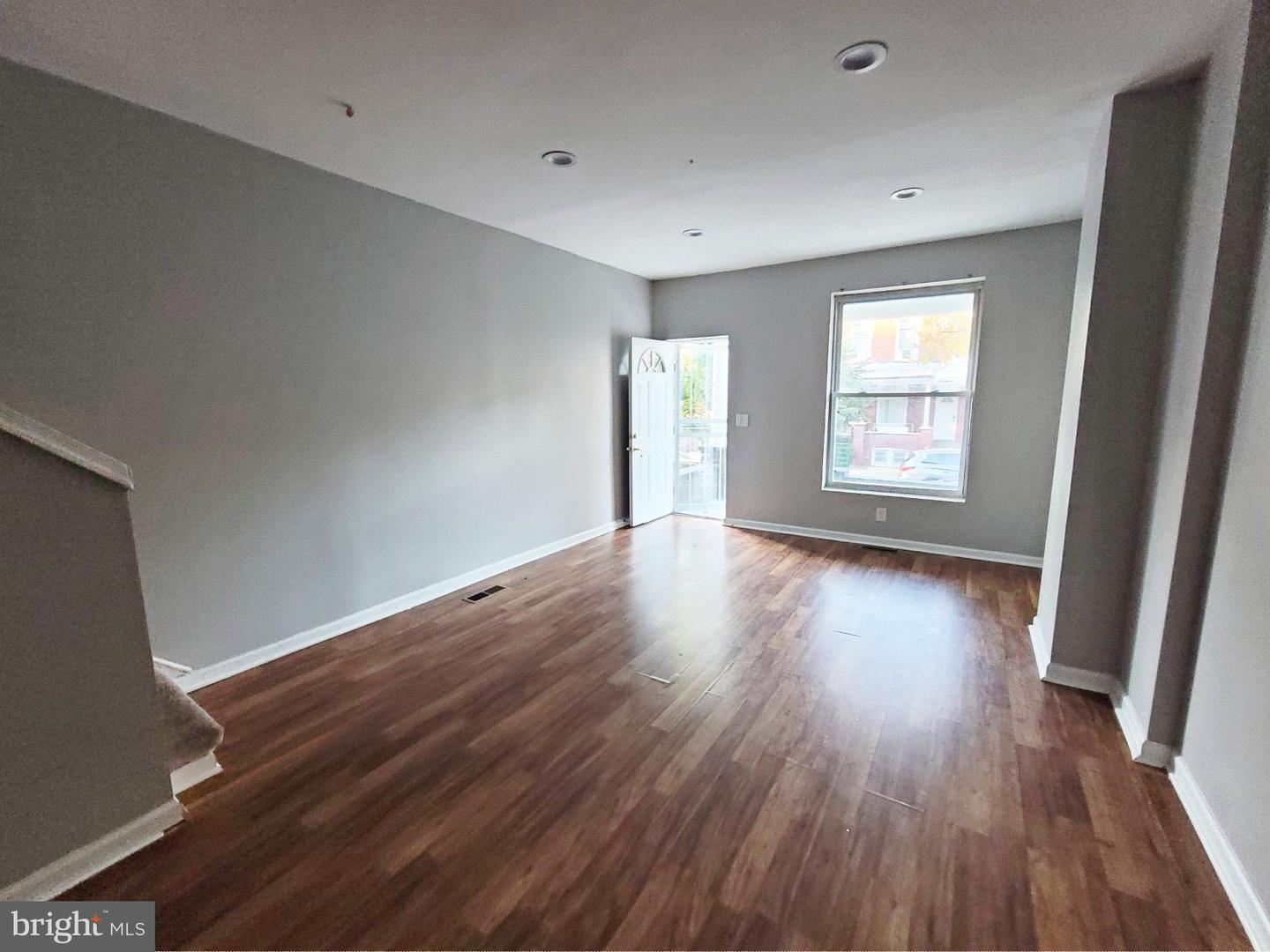 2741 W Fairmount Ave Property Photo 4