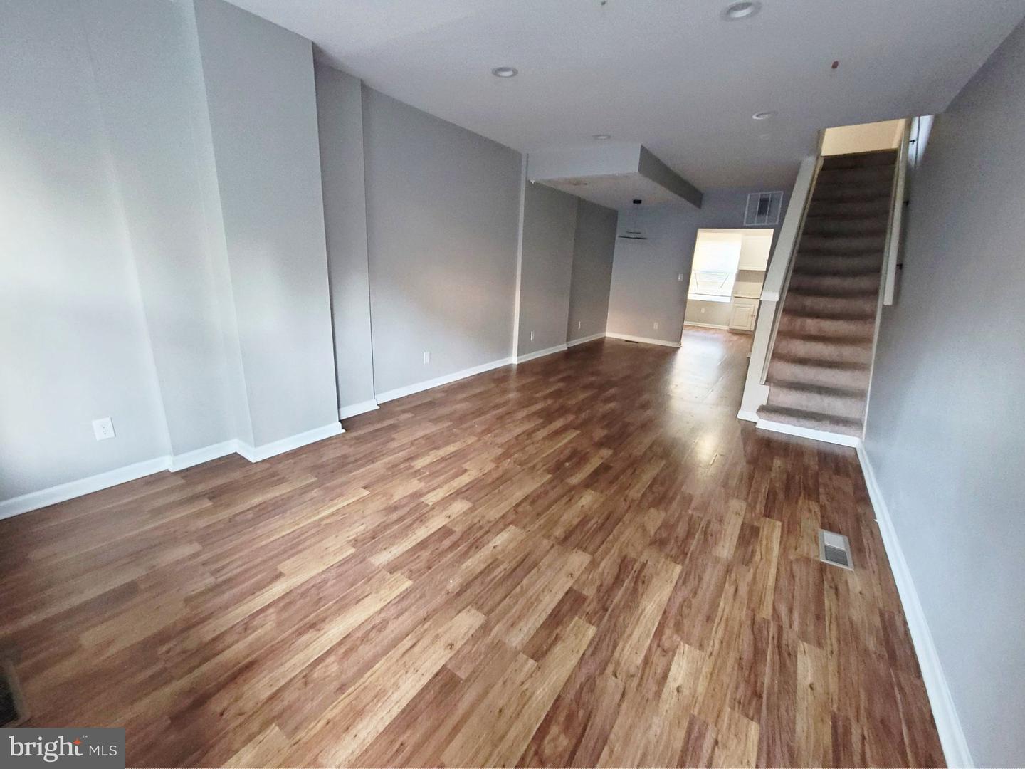 2741 W Fairmount Ave Property Photo 5