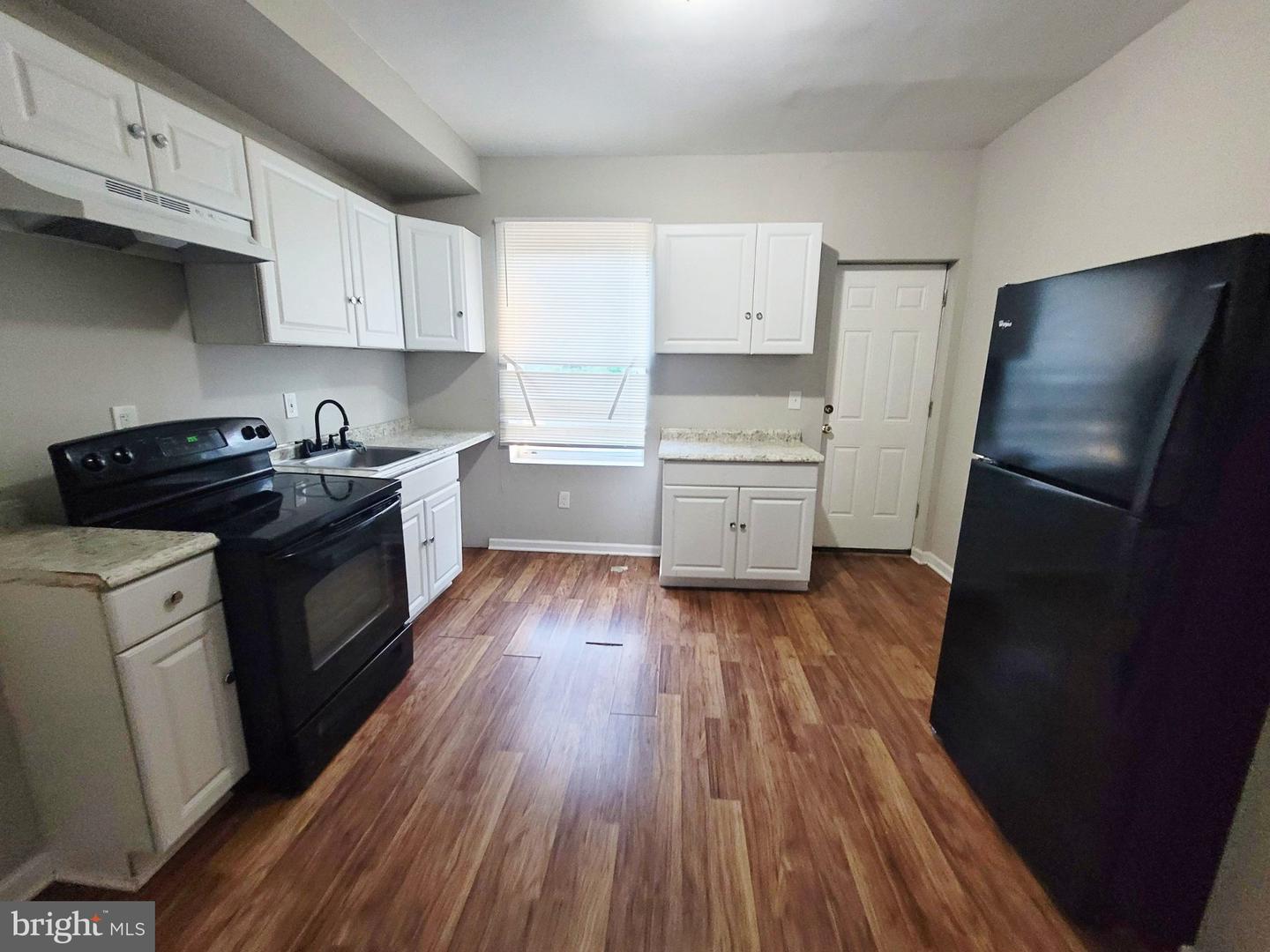 2741 W Fairmount Ave Property Photo 8