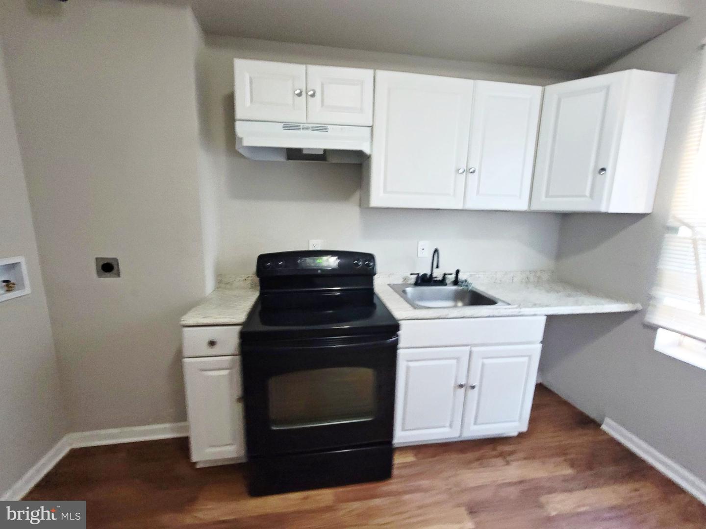 2741 W Fairmount Ave Property Photo 9