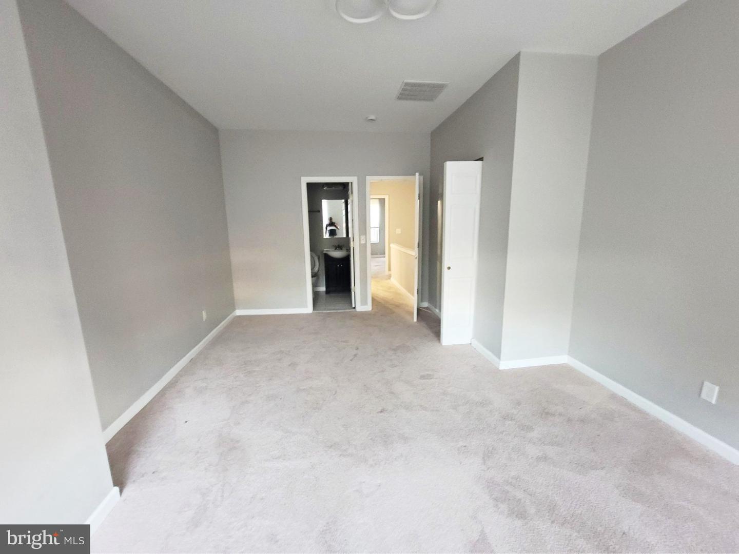 2741 W Fairmount Ave Property Photo 12