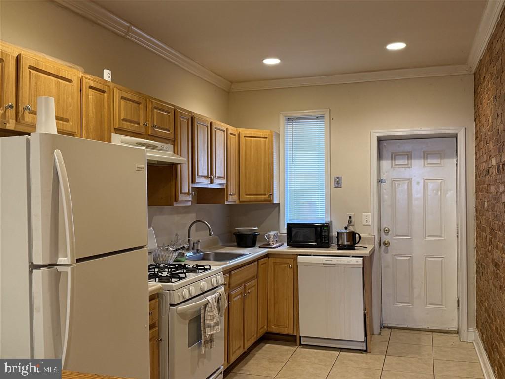 1025 W Fayette St Property Photo 4