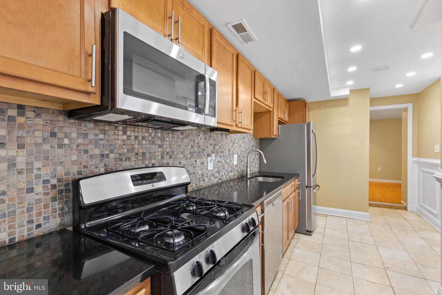 2204 Cambridge St Property Photo 6