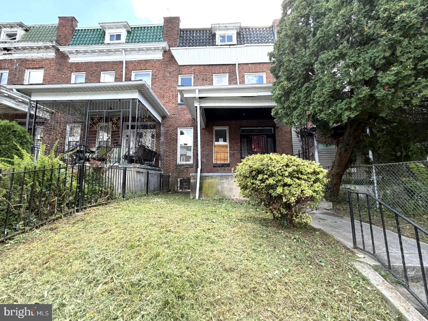 2811 ULMAN AVE Property Photo 1