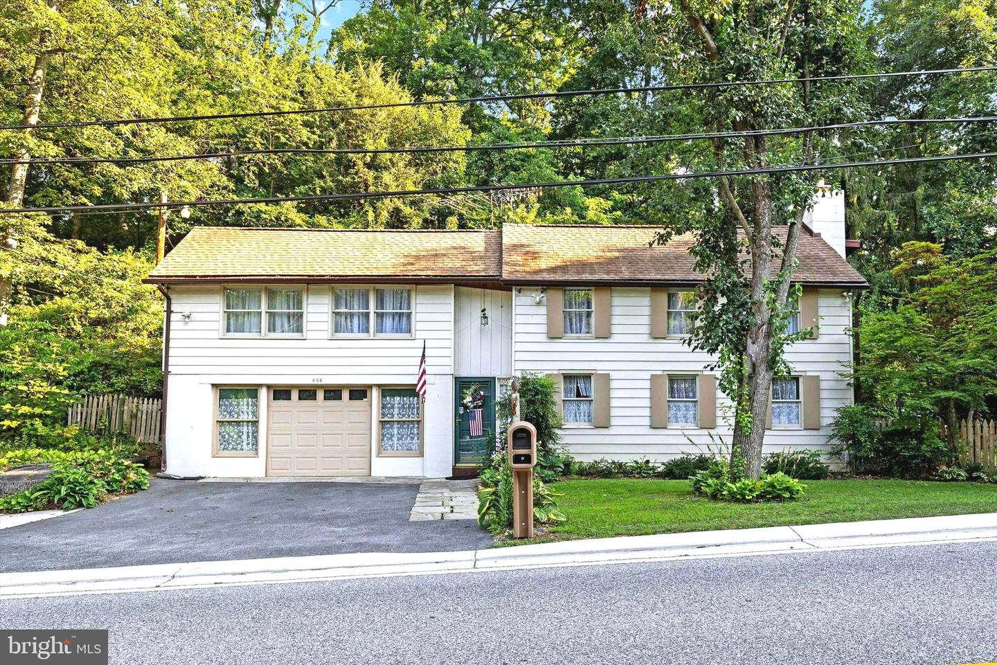 606 Freeland Rd Property Photo