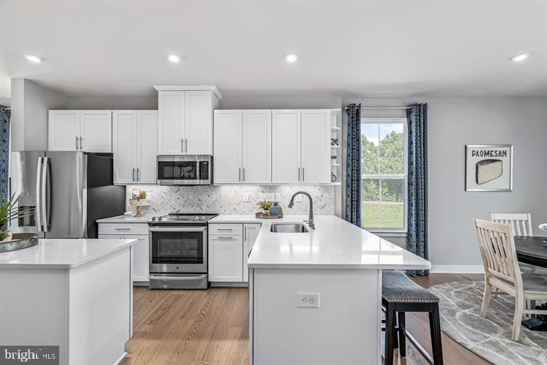 Four Roses St #clarendon 4-story Property Photo 4