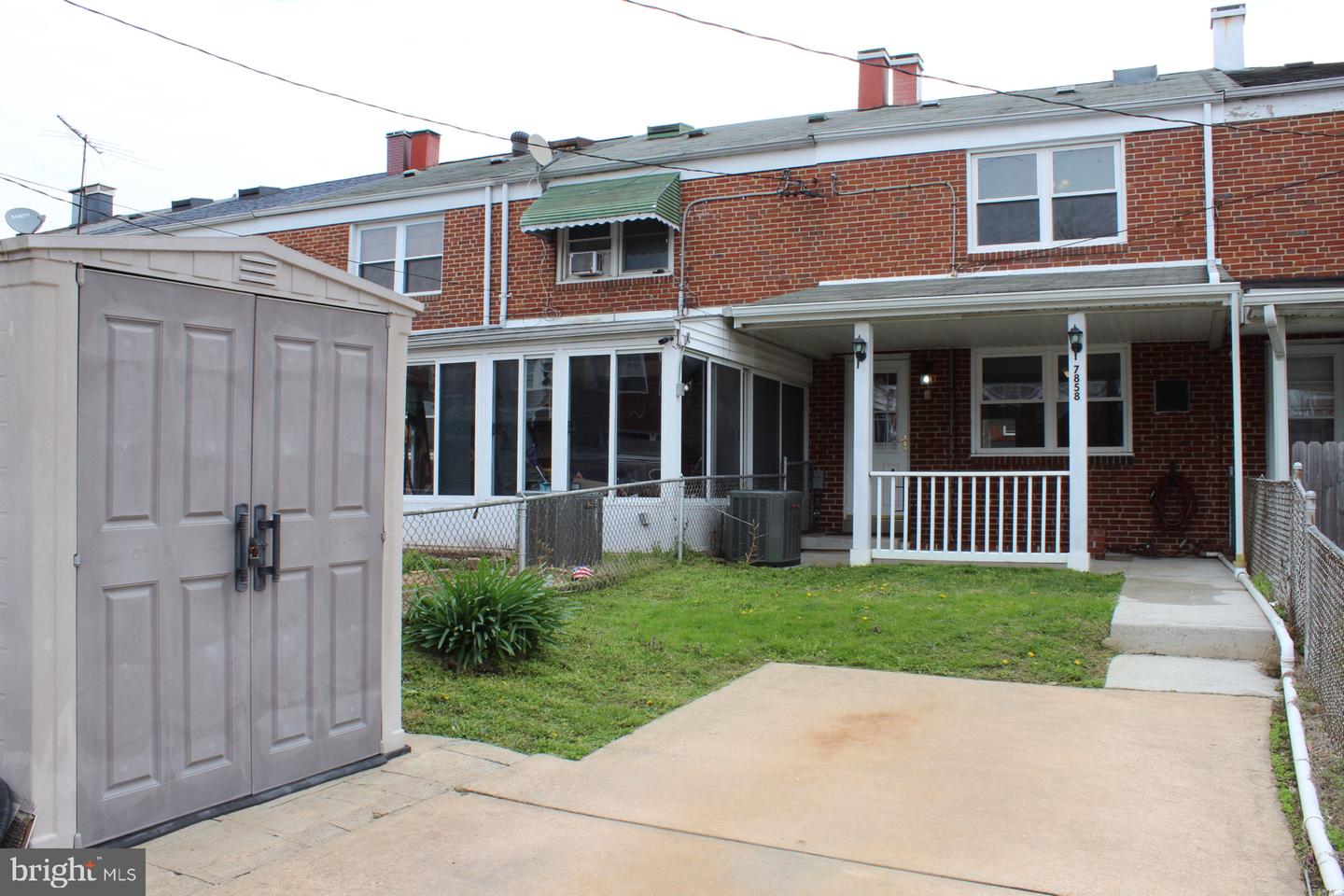 7858 Saint Claire Ln Property Photo 3