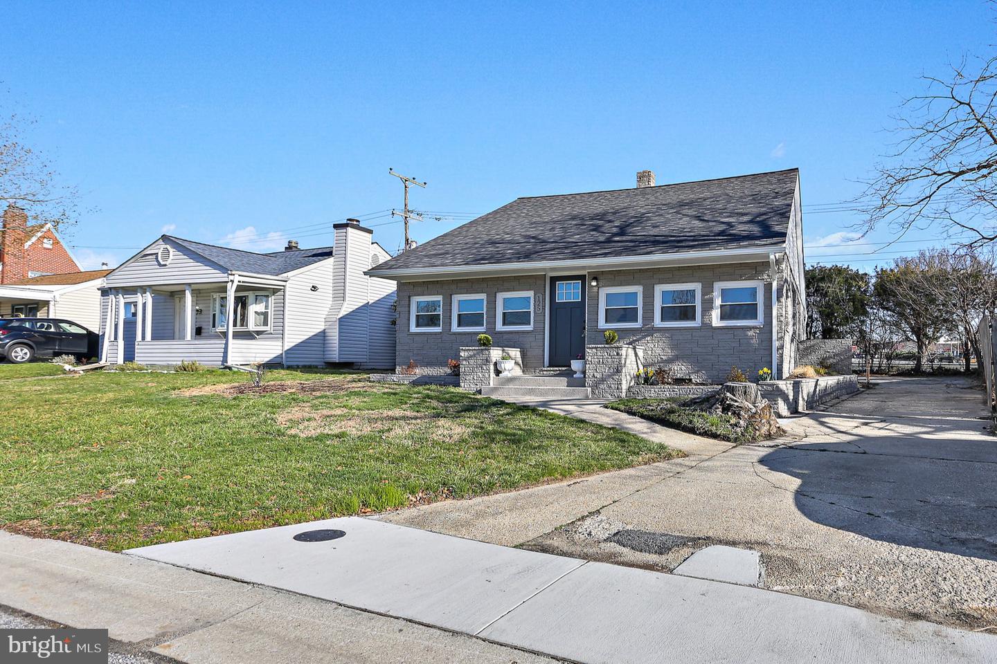 125 Dihedral Dr Property Photo