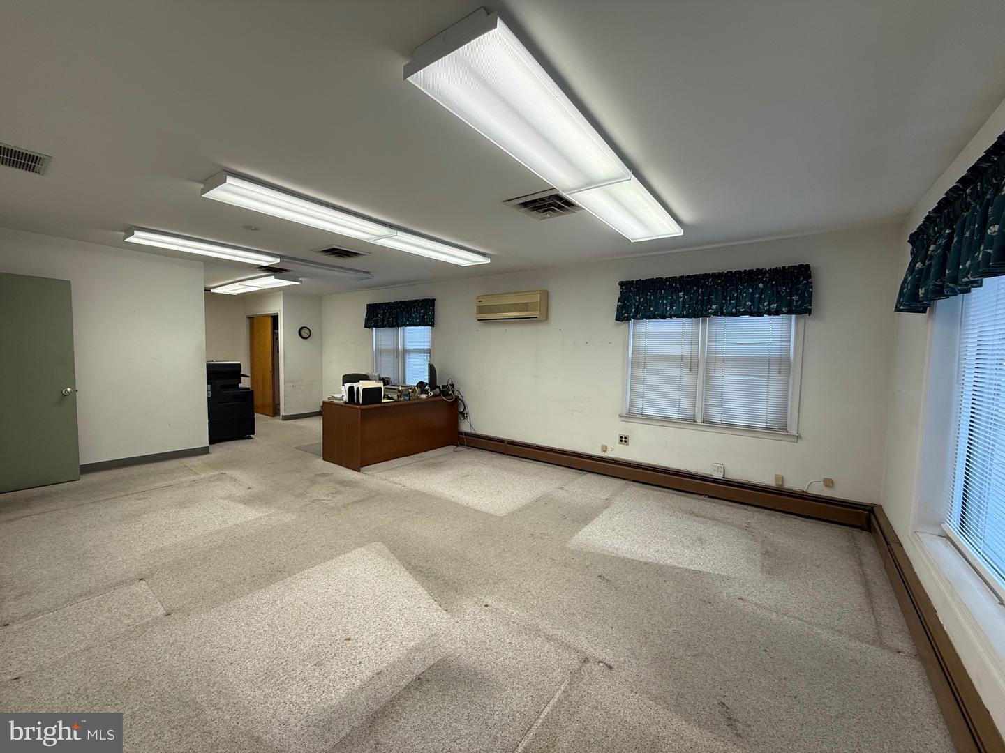 825 Eastern Blvd Property Photo 15