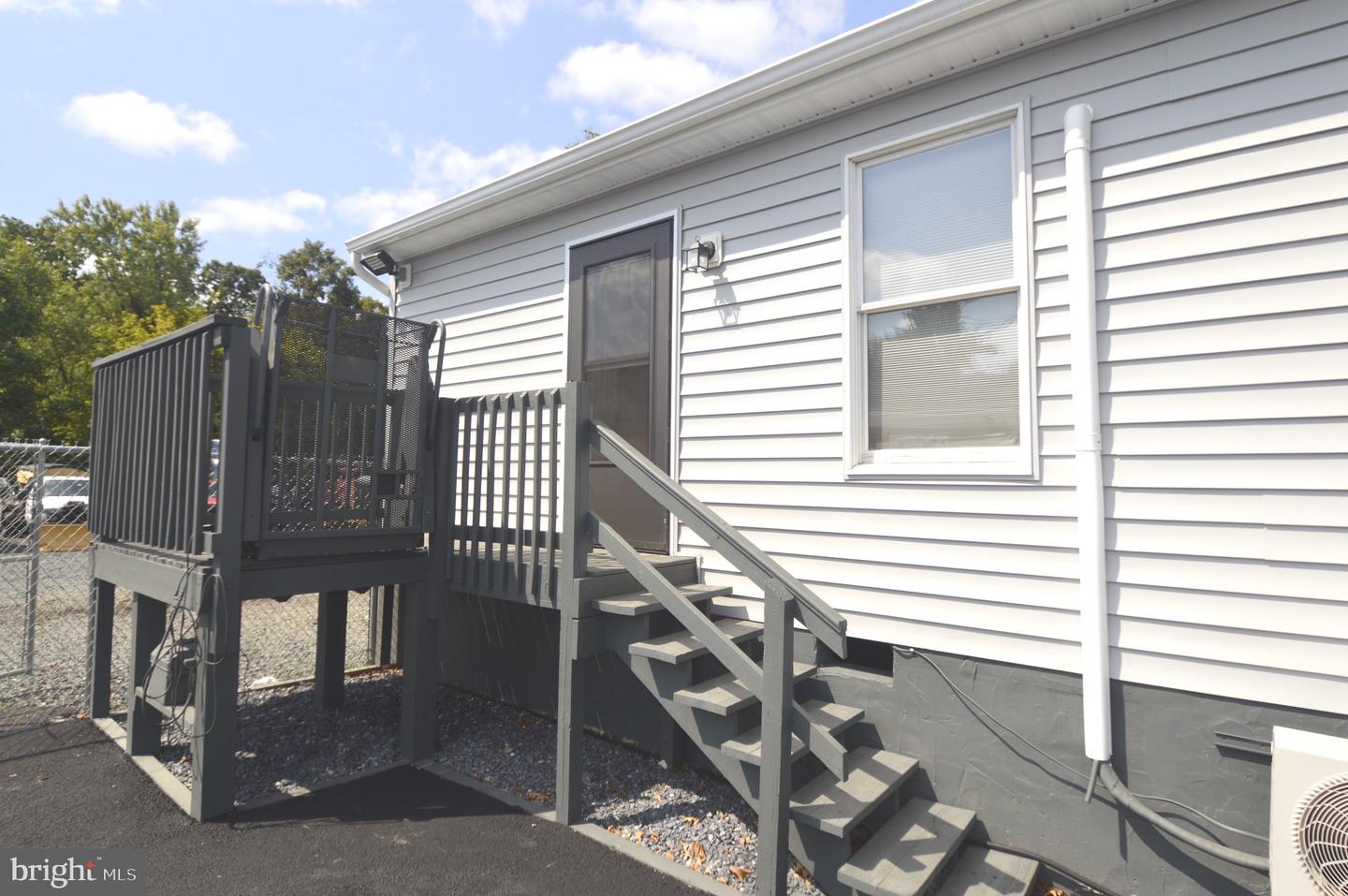 1124-b Middle River Rd Property Photo 2