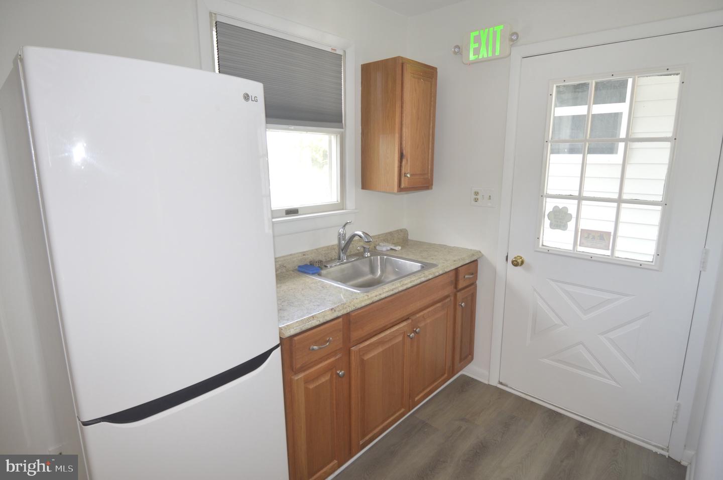 1124-b Middle River Rd Property Photo 4