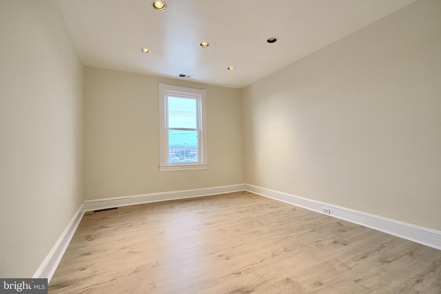 2063 York Property Photo 16