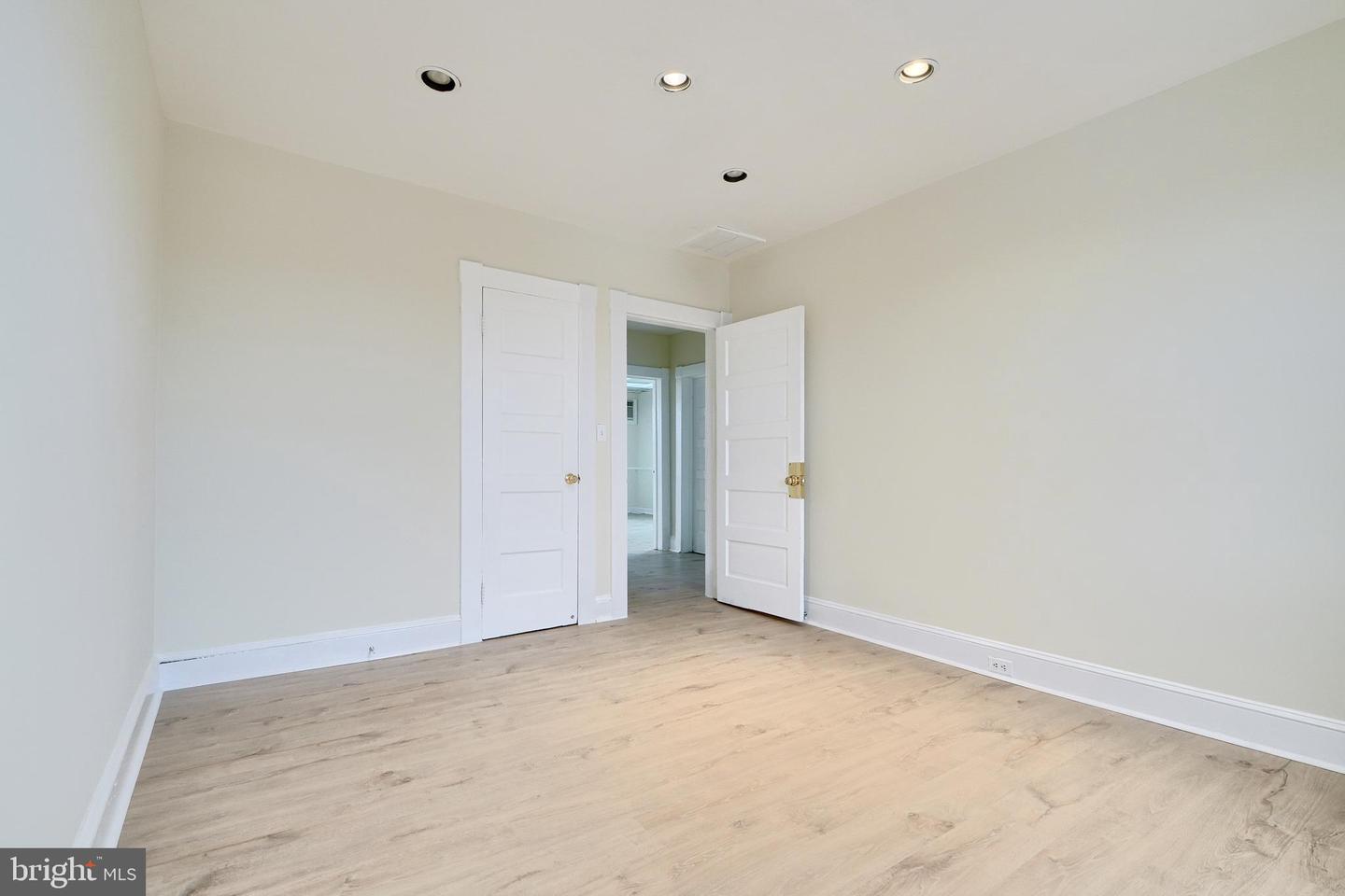 2063 York Property Photo 18