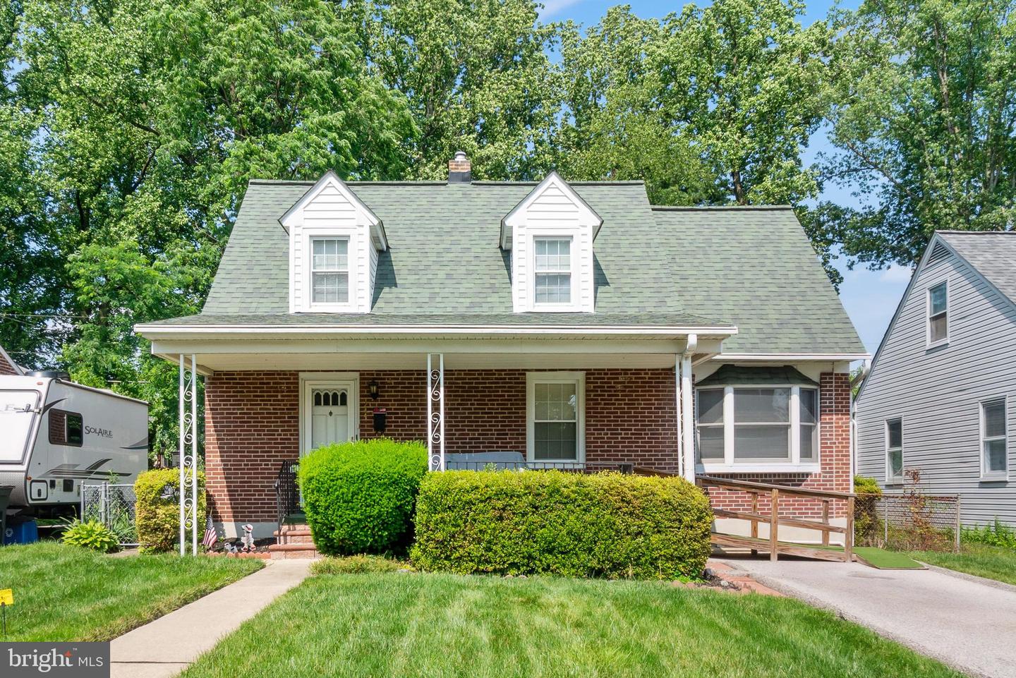 244 GLENMORE AVE Property Photo 1