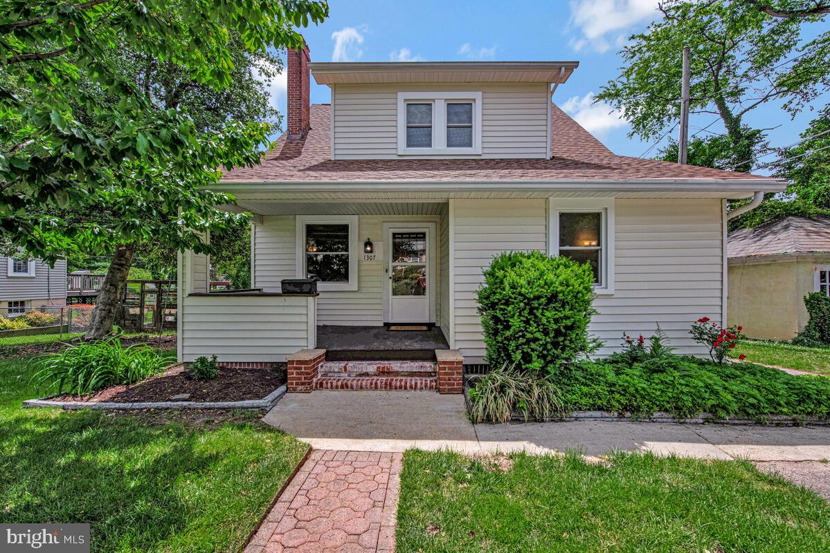 1307 Midvale Ave Property Photo 1