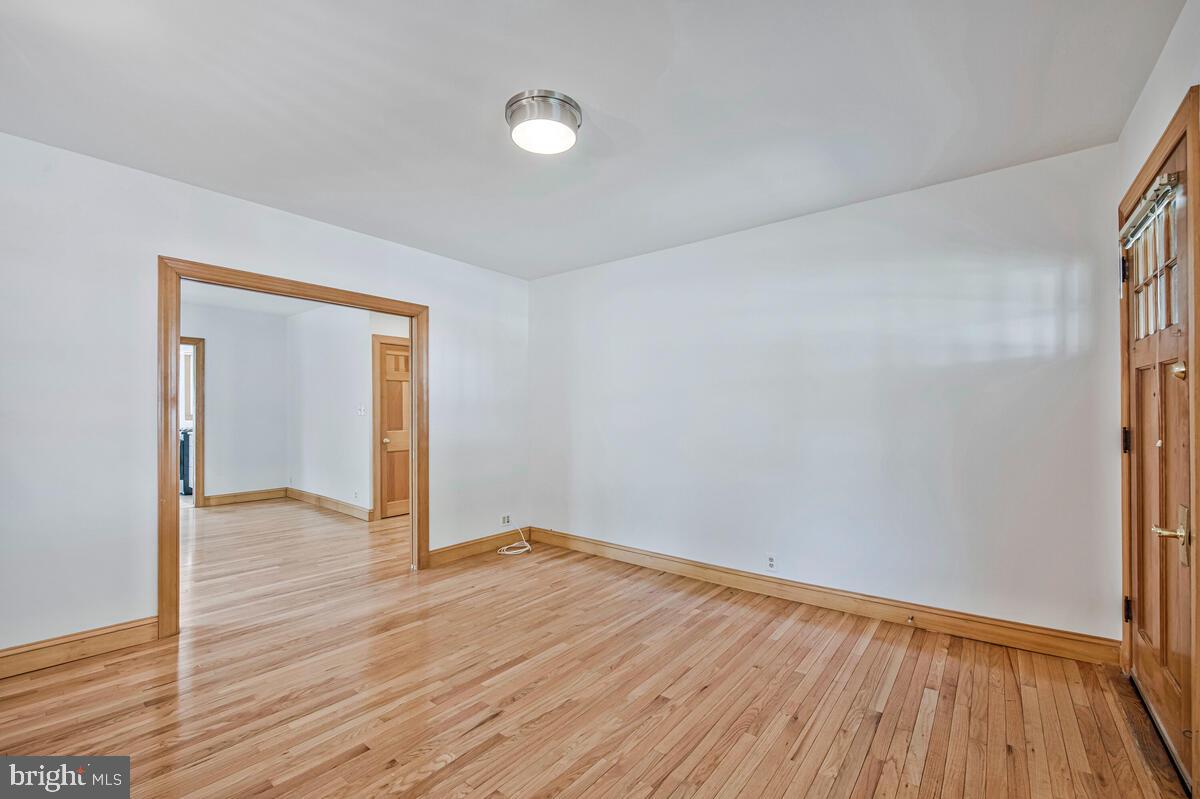 1307 Midvale Ave Property Photo 6