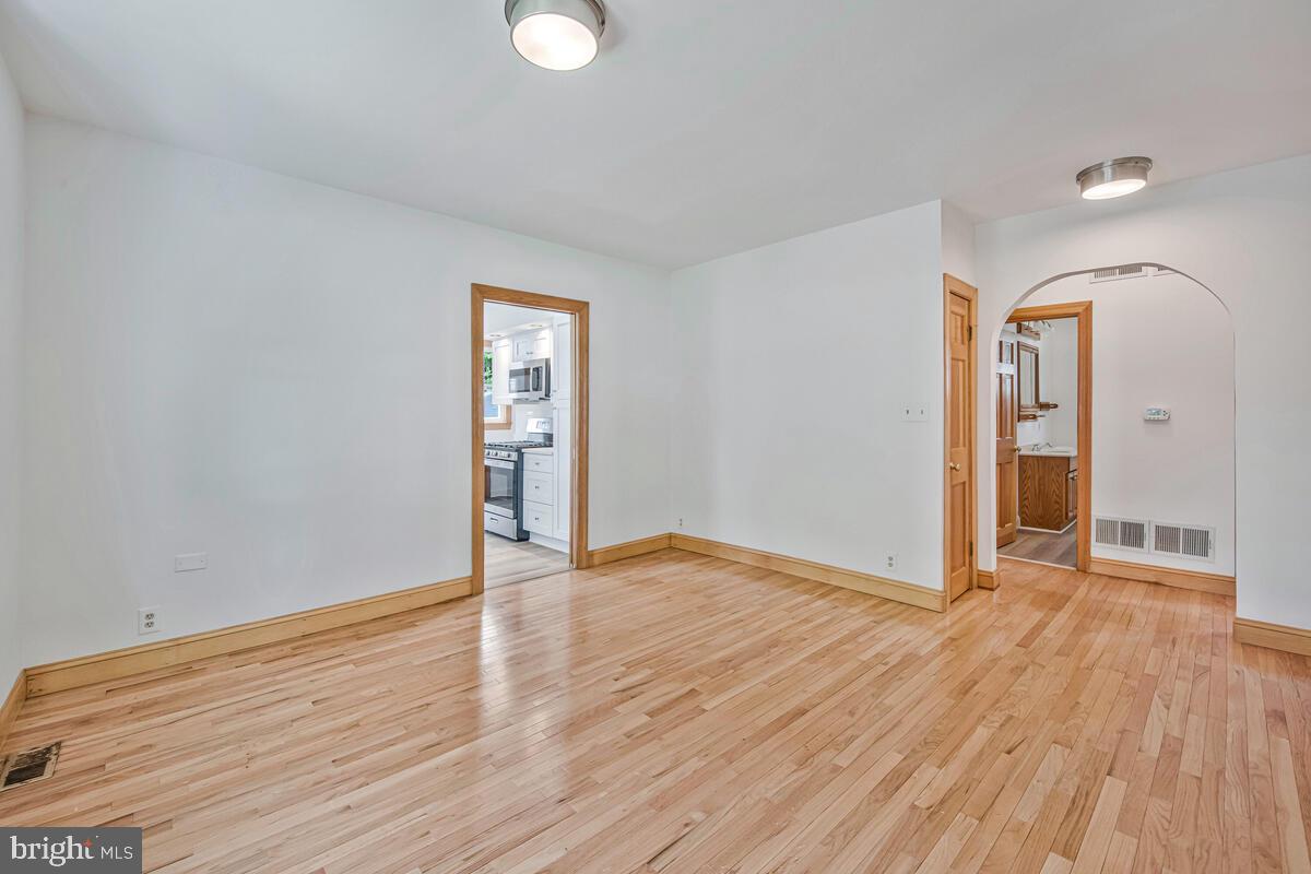 1307 Midvale Ave Property Photo 8