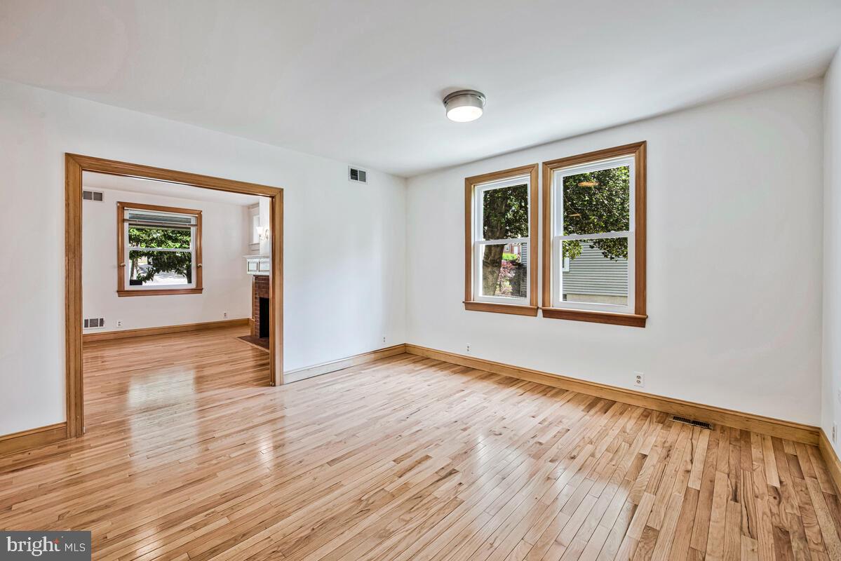 1307 Midvale Ave Property Photo 9