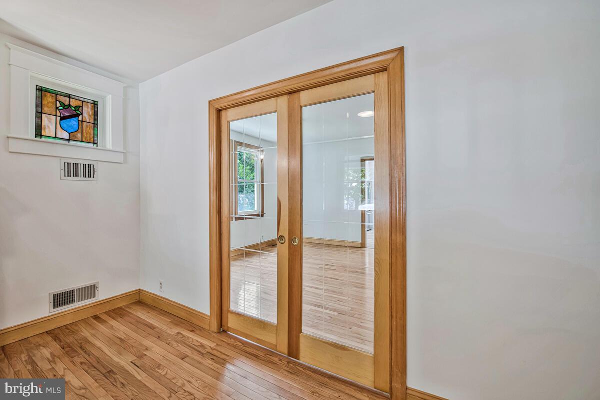 1307 Midvale Ave Property Photo 11