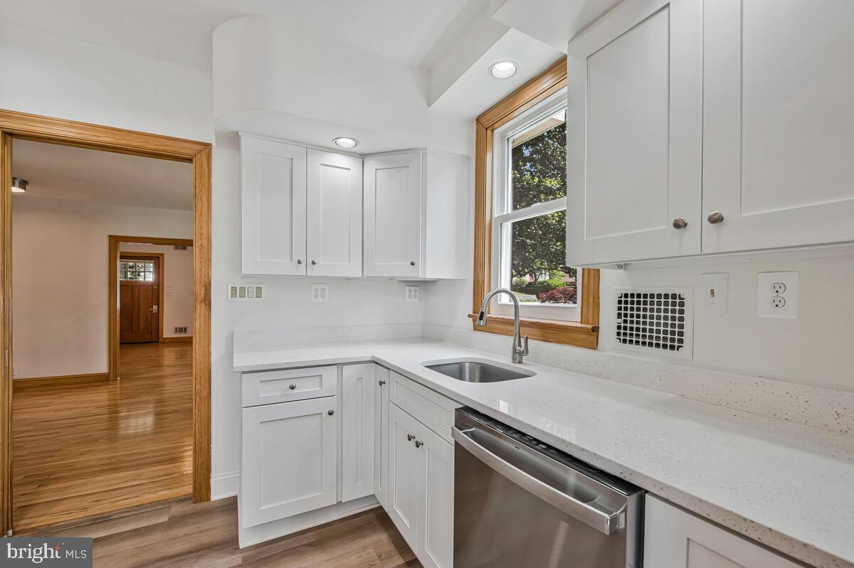 1307 Midvale Ave Property Photo 16