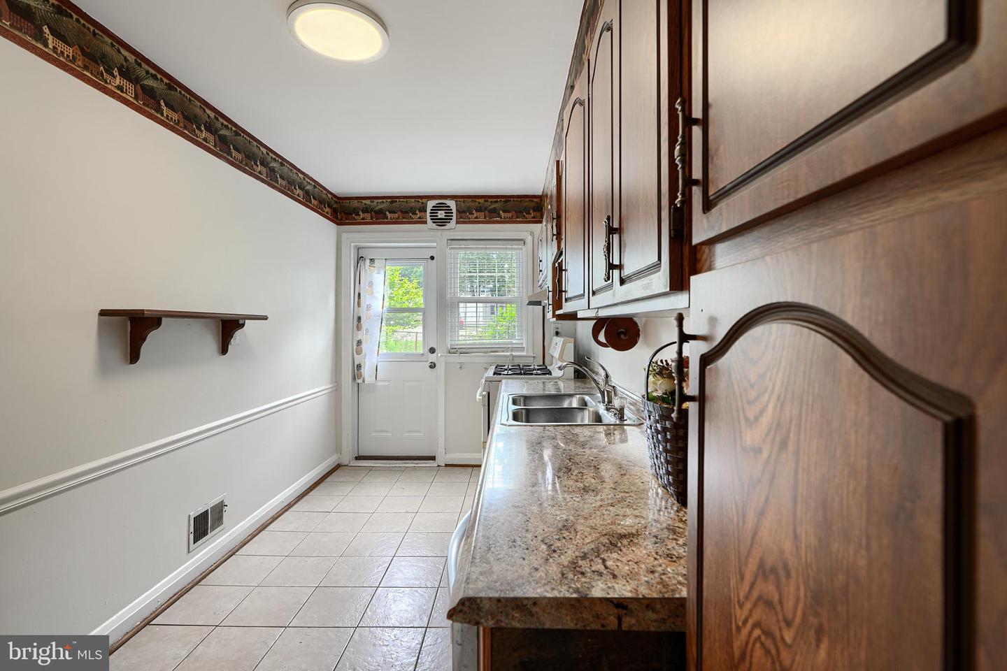 7040 Heathfield Rd Property Photo 4