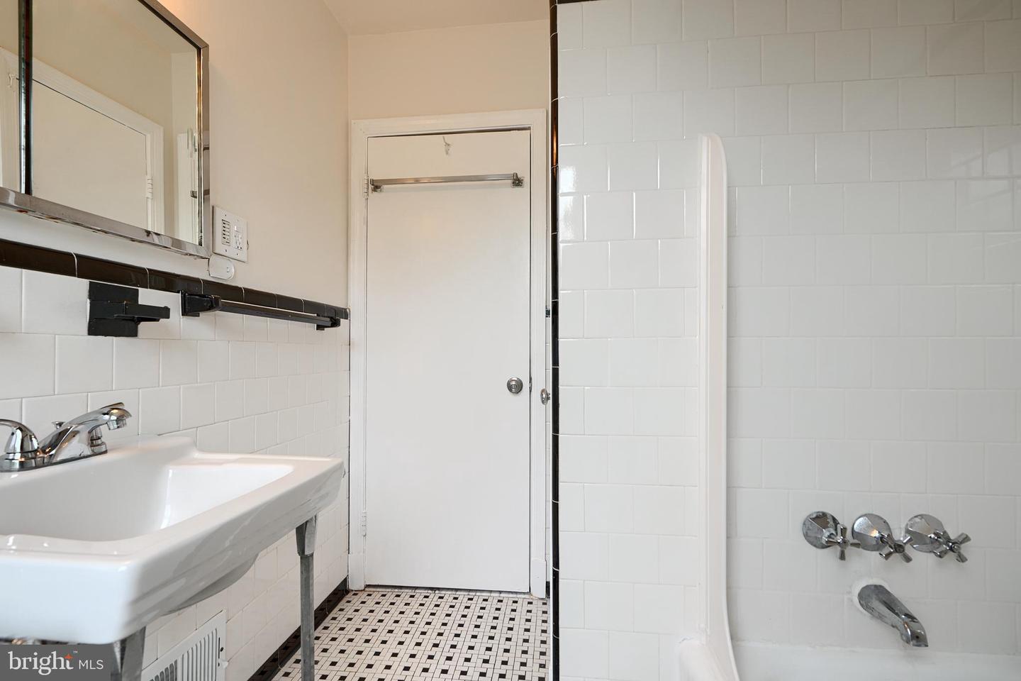 7040 Heathfield Rd Property Photo 13