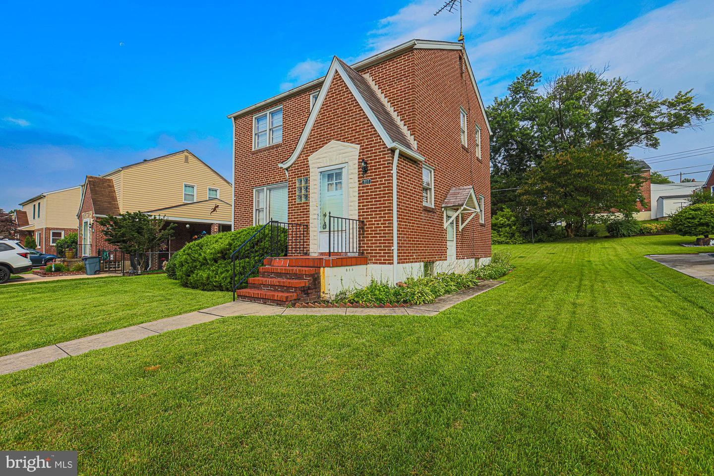 8108 WOODHAVEN RD Property Photo 1